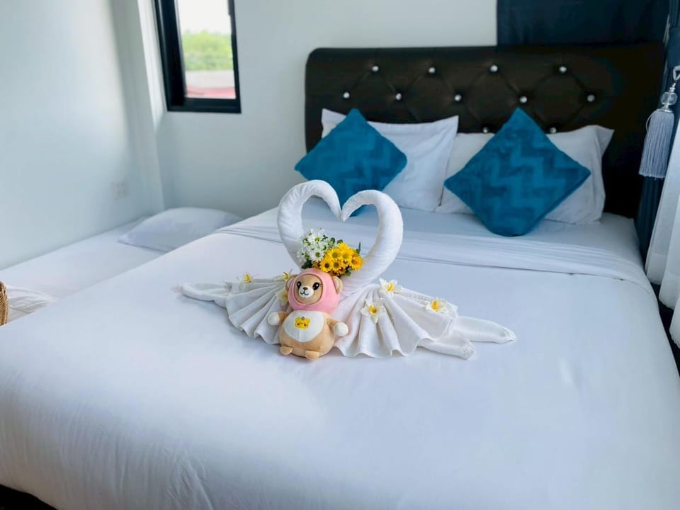 Bed, Bedroom, towels