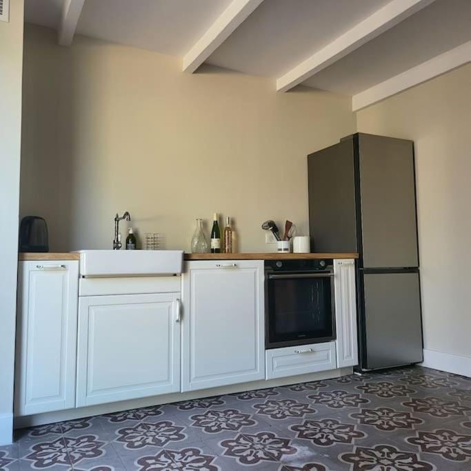 Kitchen or kitchenette, pet friendly, stove