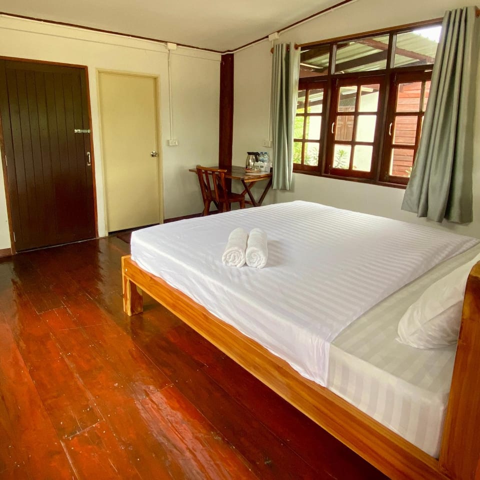 Bed, Bedroom, Area and facilities, towels