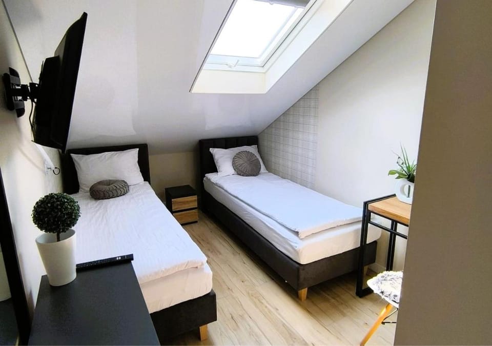 Bed, TV and multimedia, Other, Other, Other, Photo of the whole room, Seating area, Bedroom, towels