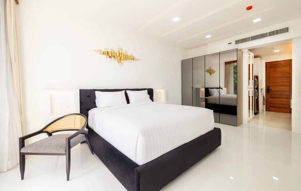 Bed, Living room, Photo of the whole room, Bedroom, wardrobe