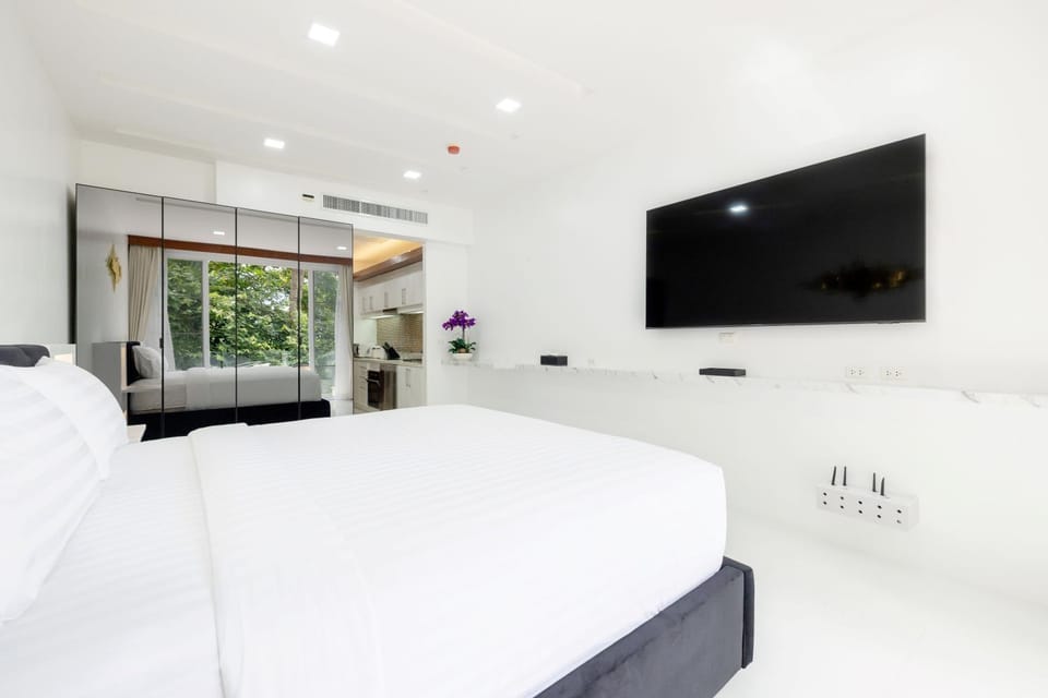 Bed, TV and multimedia, Photo of the whole room, Bedroom, wardrobe