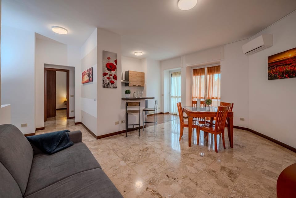 Living room, Seating area, Dining area, Lunch
