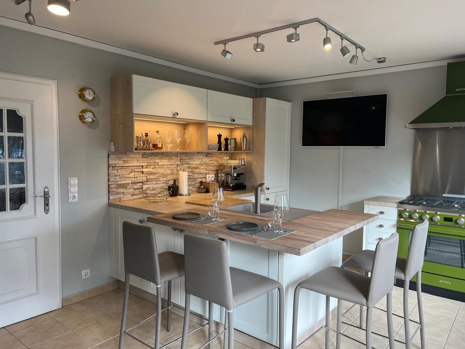 Coffee/tea facilities, Dining area, dishwasher, stove