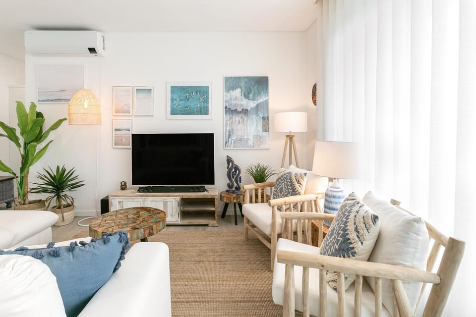 Communal lounge/ TV room, TV and multimedia, Living room, Decorative detail, Seating area