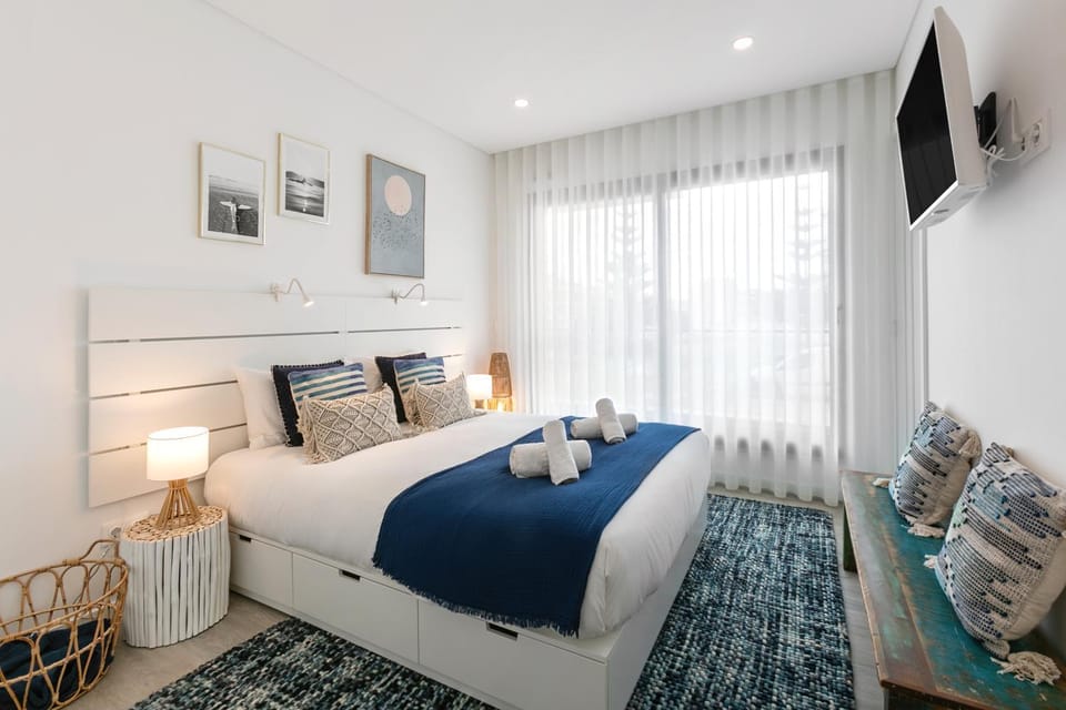 Bed, TV and multimedia, Photo of the whole room, Decorative detail, Bedroom, towels