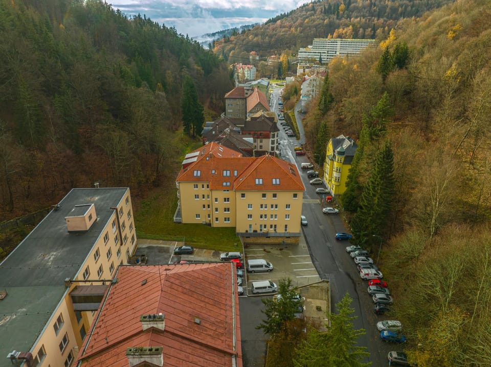 Property building, Neighbourhood, Natural landscape, Bird's eye view, Ski School, Skiing, Spa and wellness centre/facilities, Hiking, Hiking, Cycling, City view, Mountain view, Street view, Location, Parking