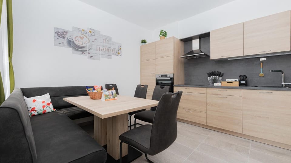Kitchen or kitchenette, Breakfast