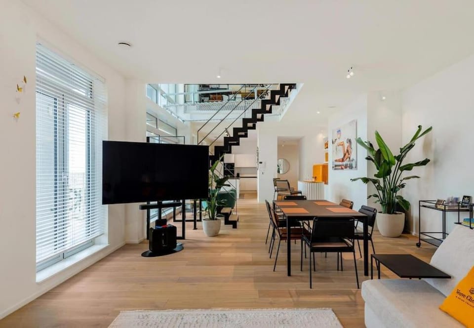 TV and multimedia, Seating area, Dining area