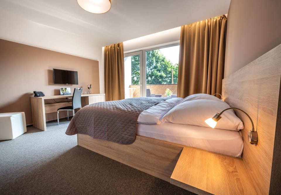 Bed, TV and multimedia, Photo of the whole room, Bedroom