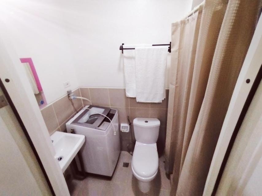Hotel Luxury Twin Bed Room with Balcony Las Pinas-South Residence Apartment in Las Pinas