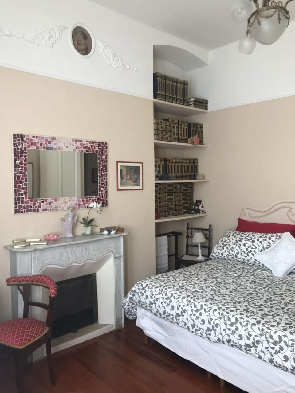 Photo of the whole room, hair dresser