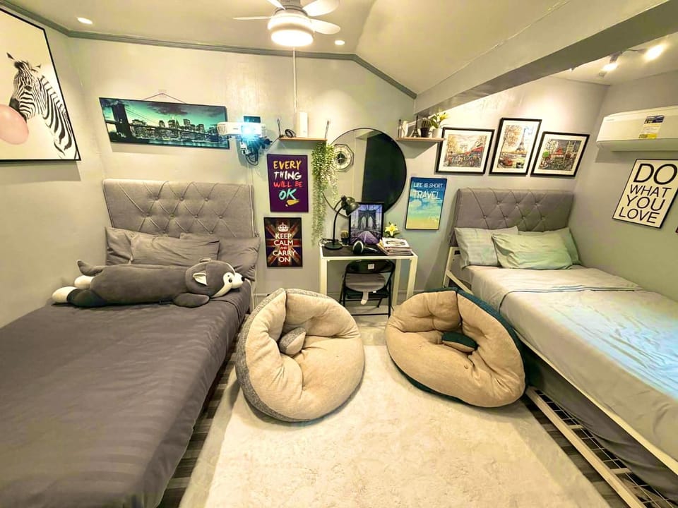 Bed, TV and multimedia, Photo of the whole room, Bedroom
