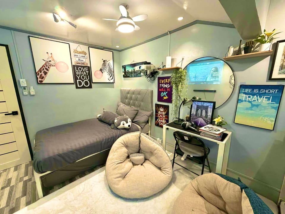Bed, TV and multimedia, Seating area, Bedroom