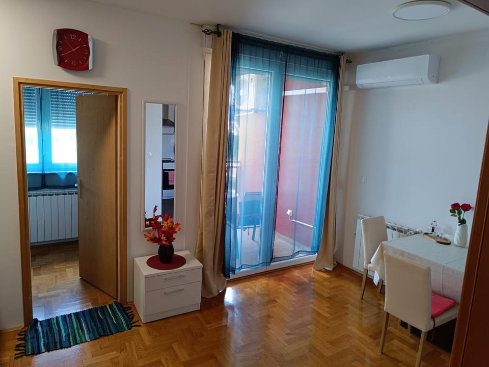 Seating area, Dining area, air conditioner