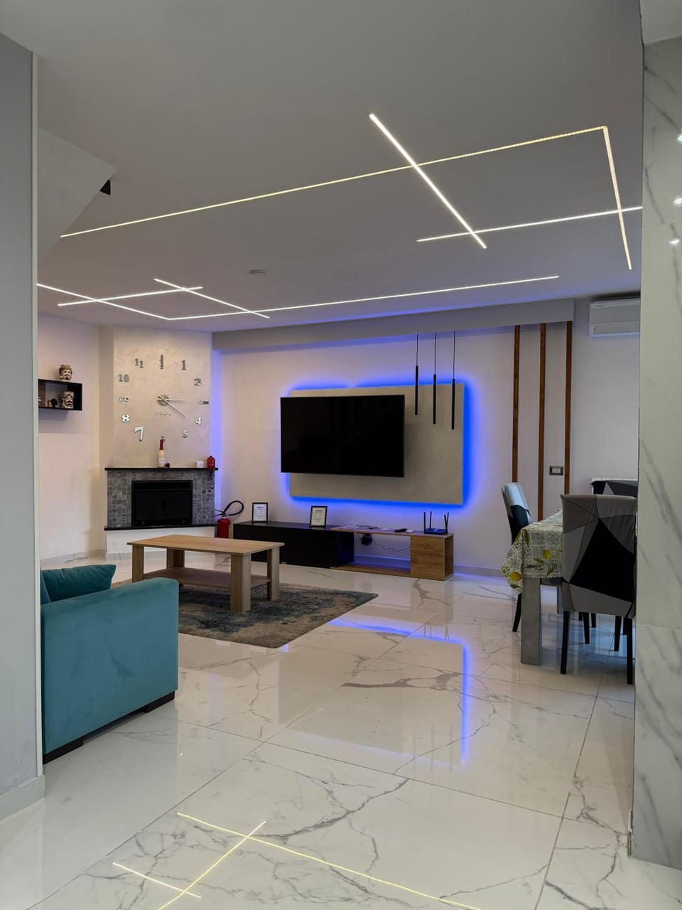 Communal lounge/ TV room, TV and multimedia, Living room, Seating area, Evening entertainment