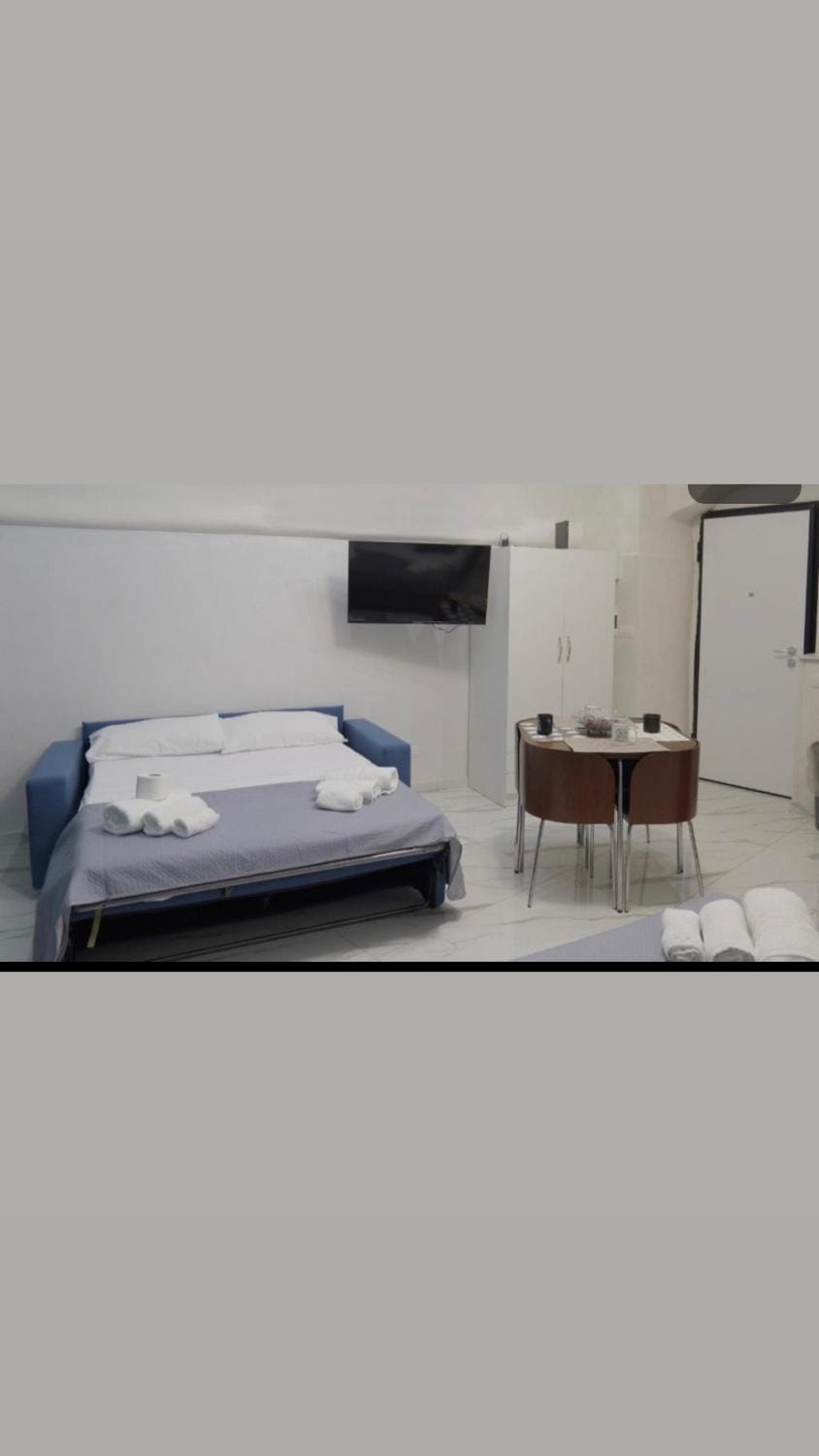 Photo of the whole room, Bedroom, towels