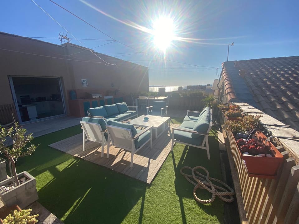 Port Hyeres Duplex plein Sud 200 M2 et 100 M2 de terrasse Apartment in Hyères