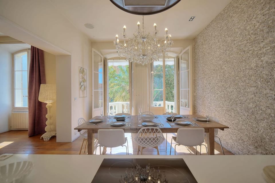 Kitchen or kitchenette, Seating area, Dining area