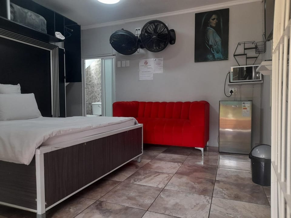 Bed, Kitchen or kitchenette, Bedroom