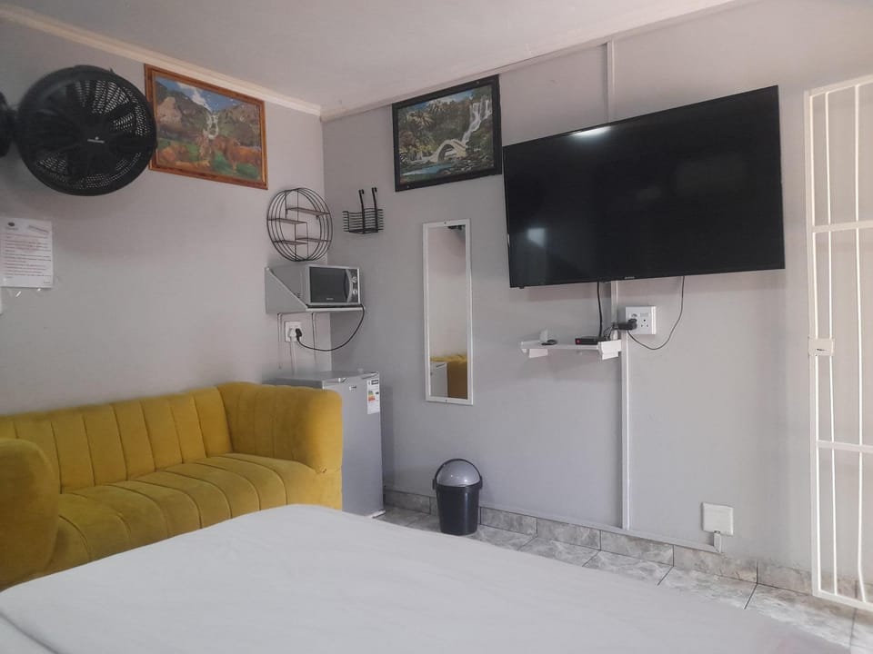 TV and multimedia, Seating area, Bedroom, air conditioner