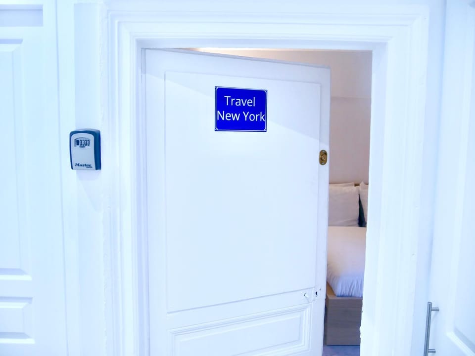 Bedroom, Text overlay