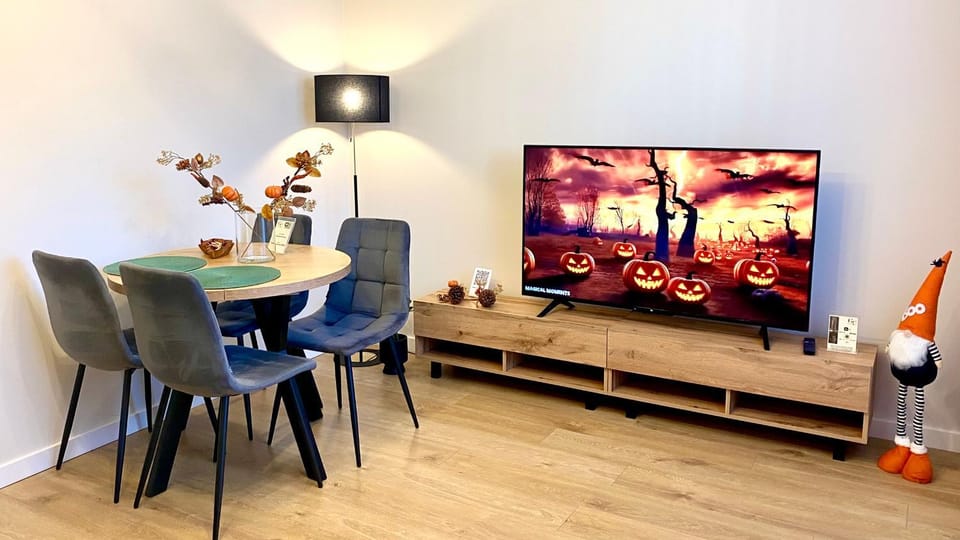 Communal lounge/ TV room, TV and multimedia, Living room, Seating area, Dining area