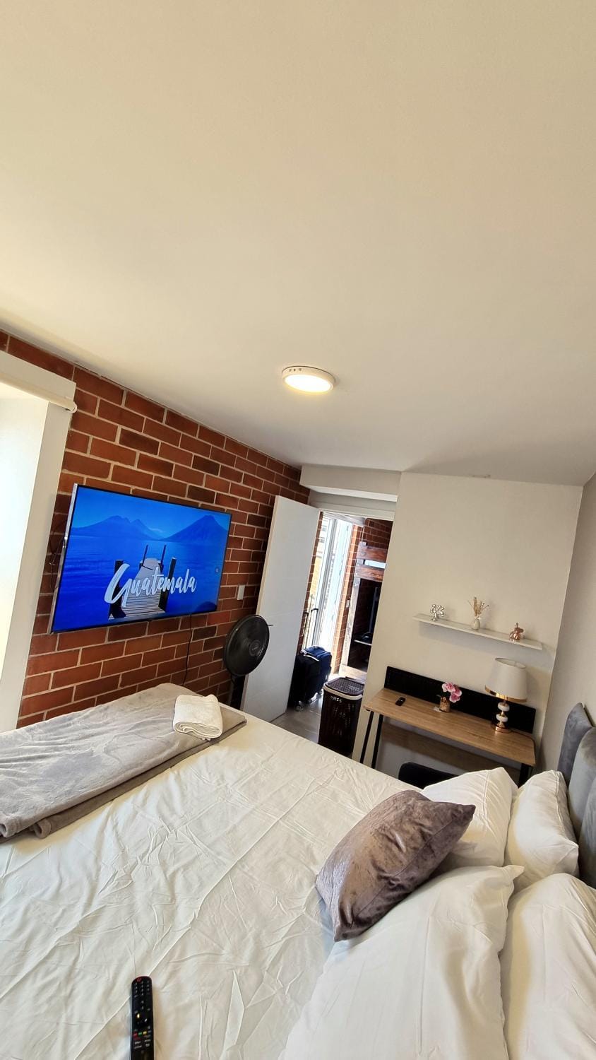 Communal lounge/ TV room, Bed, TV and multimedia, Photo of the whole room, Seating area, Bedroom
