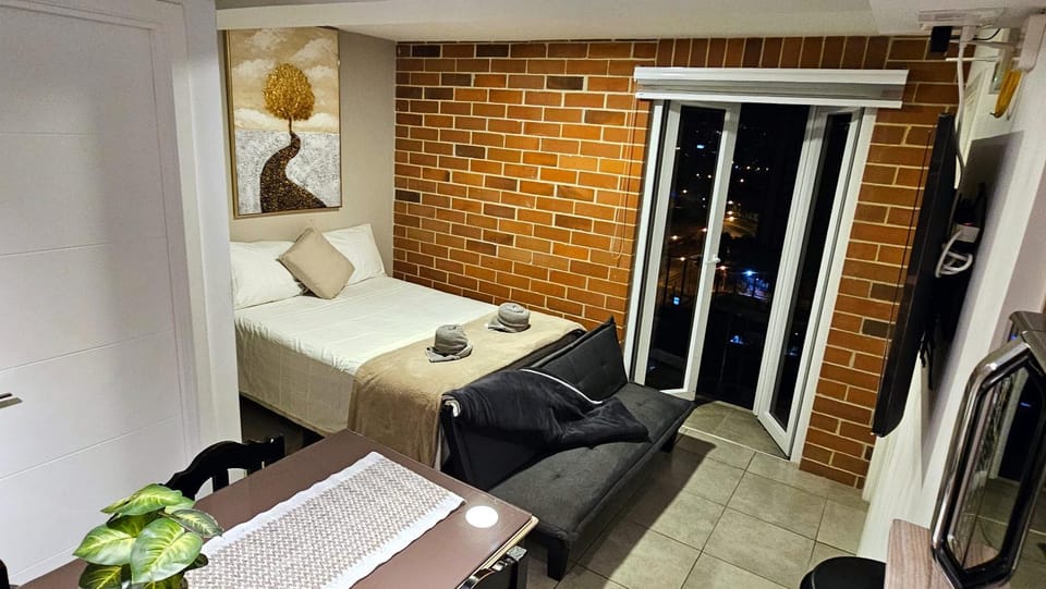 Communal lounge/ TV room, Bed, Bird's eye view, TV and multimedia, Living room, Photo of the whole room, Seating area, Bedroom, City view, Mountain view