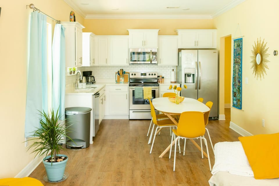 Kitchen or kitchenette, Dining area