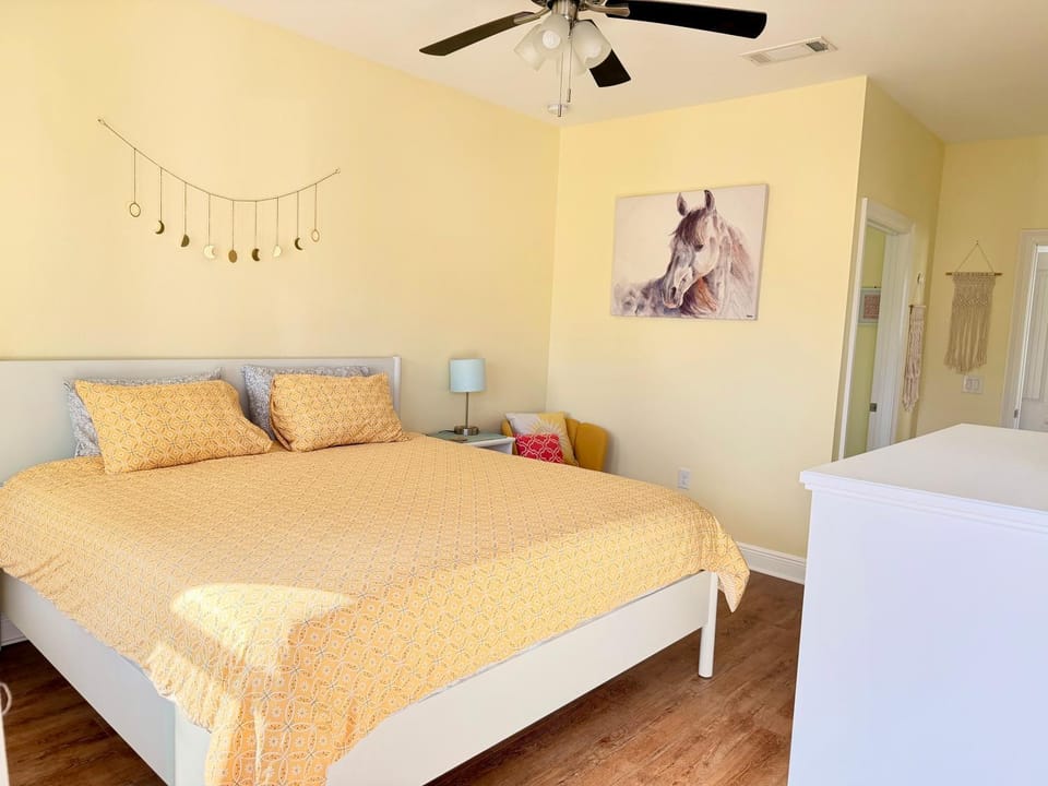 Bed, Photo of the whole room, Decorative detail, Bedroom