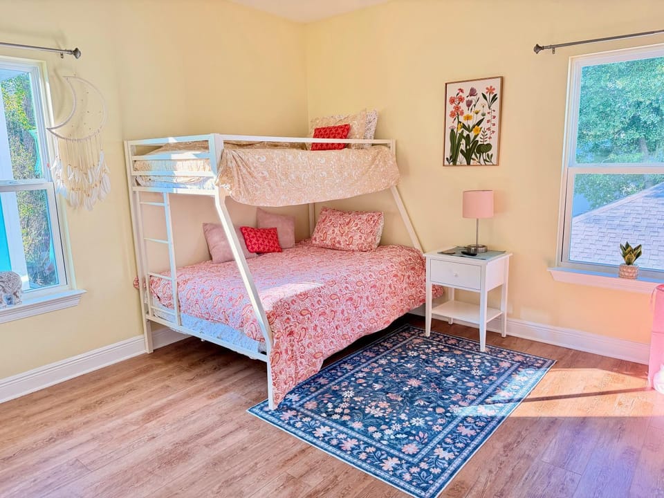 Bedroom, bunk bed, Family