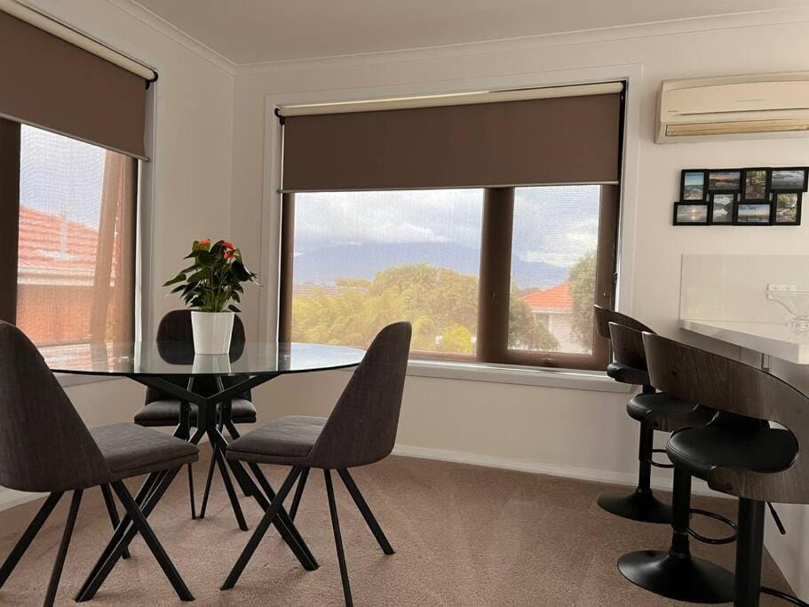 Walk to Beaches and Shops Central to the City and Airport Apartment in Tasmania