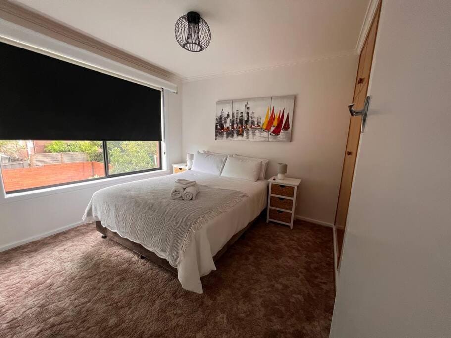 Walk to Beaches and Shops Central to the City and Airport Apartment in Tasmania