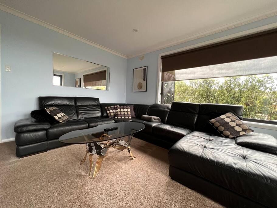 Walk to Beaches and Shops Central to the City and Airport Apartment in Tasmania