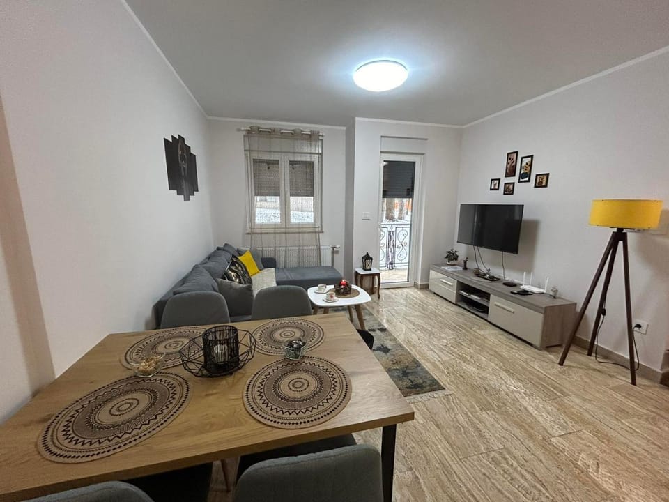 Communal lounge/ TV room, TV and multimedia, Living room, Dining area, Inner courtyard view