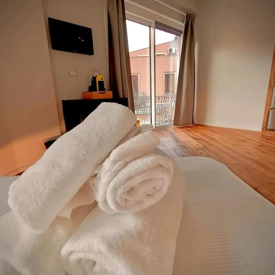 Bed, towels