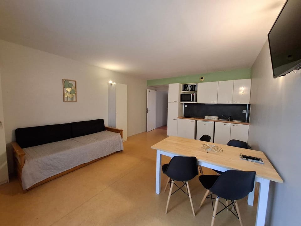Bed, Kitchen or kitchenette, Living room, Dining area