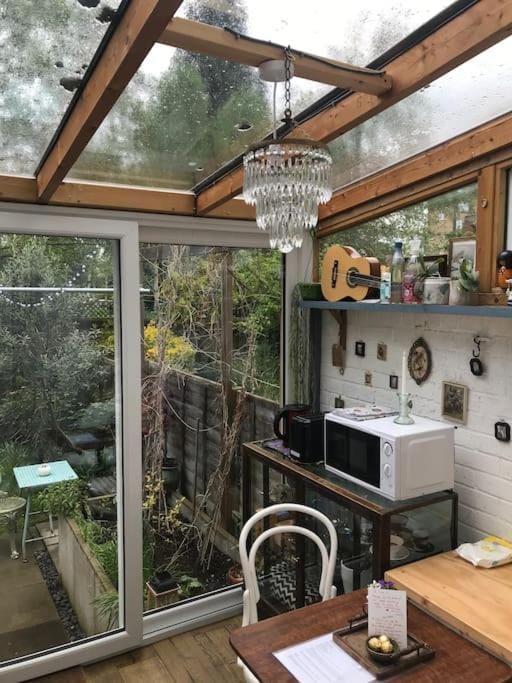 Kitchen or kitchenette, Garden view