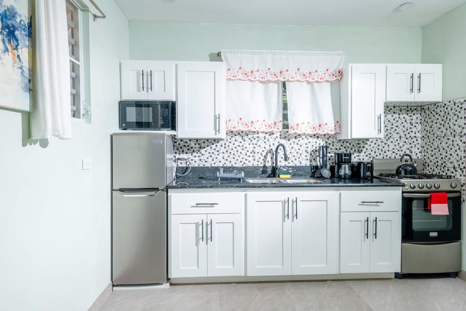 Coffee/tea facilities, Kitchen or kitchenette, oven, stove, toaster