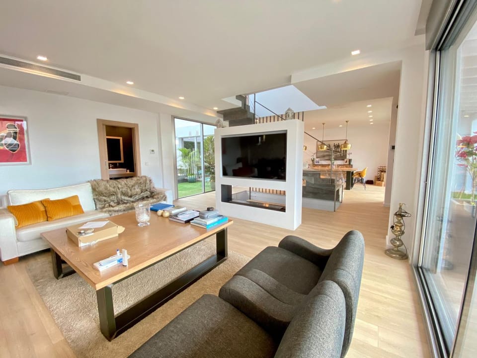 TV and multimedia, Living room, Evening entertainment