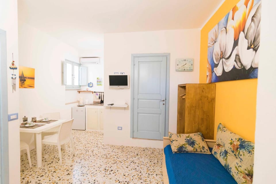 Coffee/tea facilities, Kitchen or kitchenette, Living room, Dining area