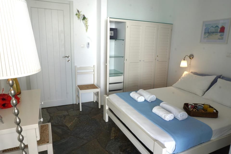 Bed, Bedroom, Sea view, towels, wardrobe