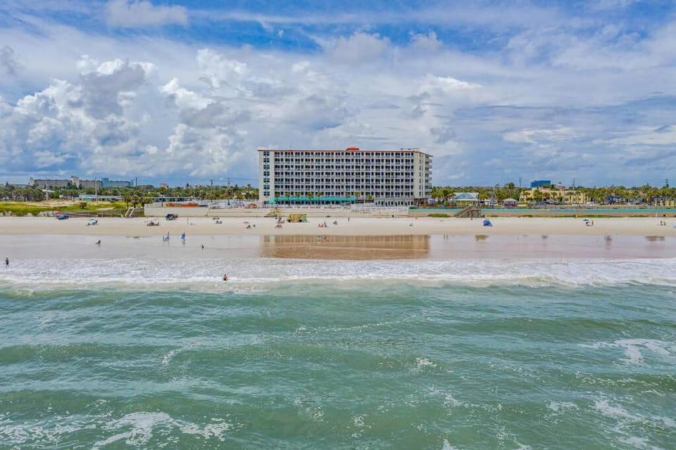 Direct oceanfront view 8th floor, king size bed, largest pool in Daytona Beach ! Apartment in Florida