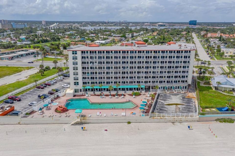 Direct oceanfront view 8th floor, king size bed, largest pool in Daytona Beach ! Apartment in Florida
