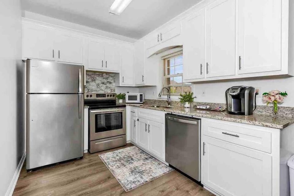 Private Suite in Upscale Neighborhood Apartment in Huntsville