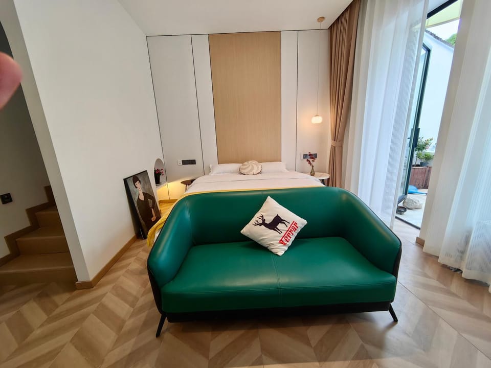Photo of the whole room, Bedroom