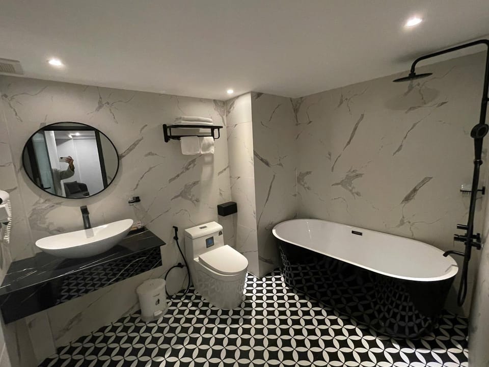 Shower, Toilet, Bathroom, Bath, bidet, towels