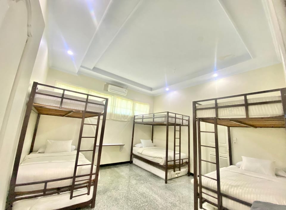 Bed, Photo of the whole room, Bedroom, bunk bed, Family, internet, towels