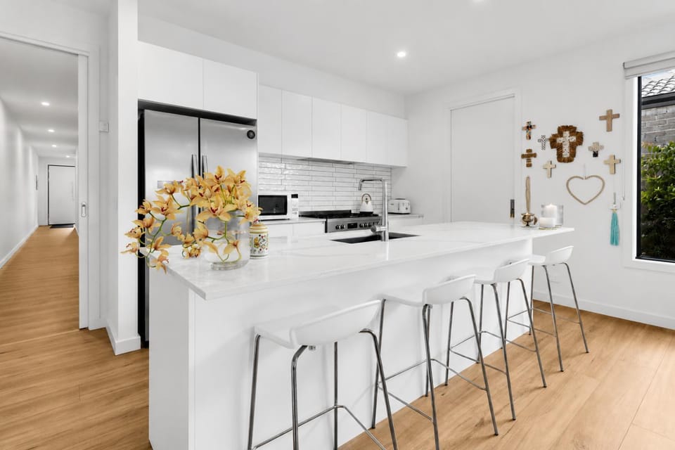 Kitchen or kitchenette, Seating area, Dining area